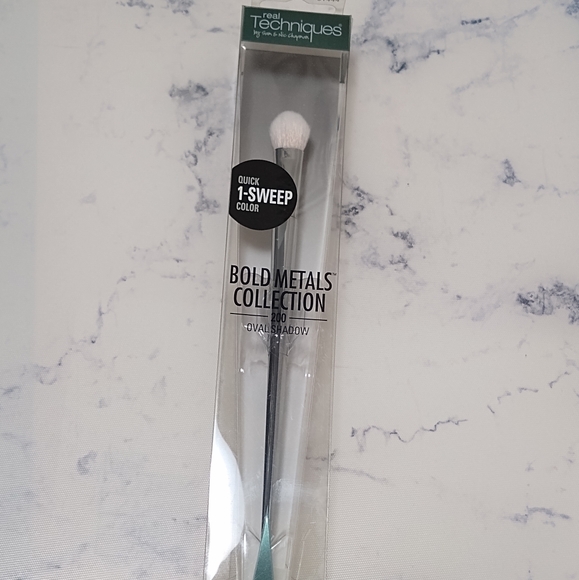 Real Techniques Bold Metals Collection 200 OVAL SHADOW BRUSH New In Box - Picture 1 of 4